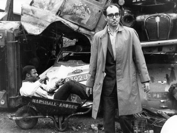 ژان لوک گدار در پشت صحنه یکی از فیلم هایش در ۱۹۶۸