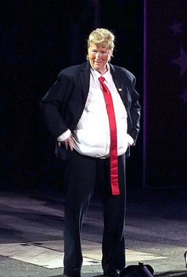 مریل استریپ در نقش دانلد ترامپ بر روی صحنه‌ی تئاتر + ویدئو